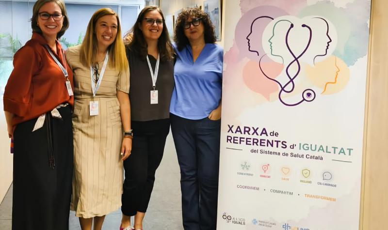 Pilar Rol, directora executiva de CAPSS, acompanyada de participants de la jornada de presentació de la Xarxa de Referents d’Igualtat del Sistema de Salut Integral d’Utilització Pública de Catalunya (SISCAT)