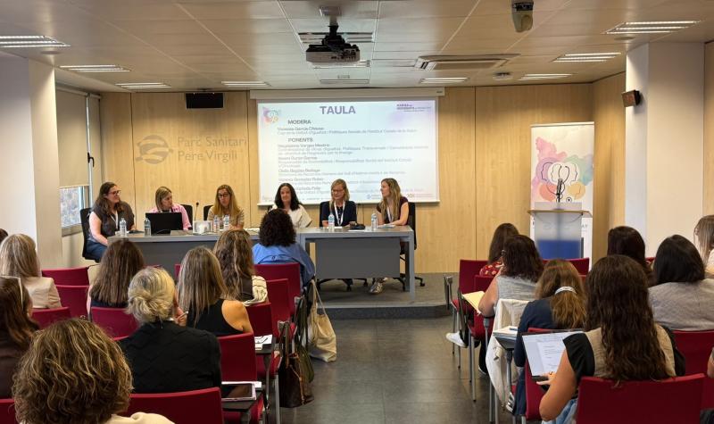 Moment de la taula de bones pràctiques de la jornada de presentació de la Xarxa de Referents d’Igualtat del Sistema de Salut Integral d’Utilització Pública de Catalunya (SISCAT)