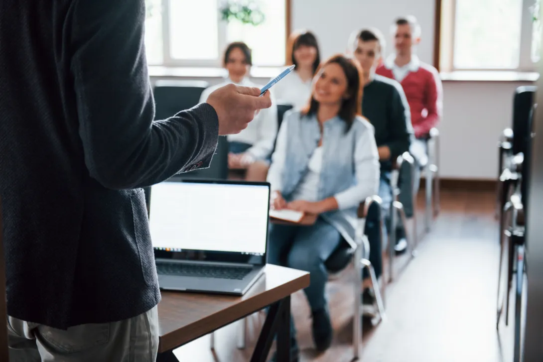 Docent impartint una classe