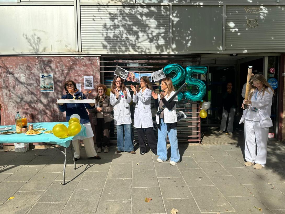 Els professionals del centre bufen les espelmes per celebrar 25 anys del CAP de Cappont
